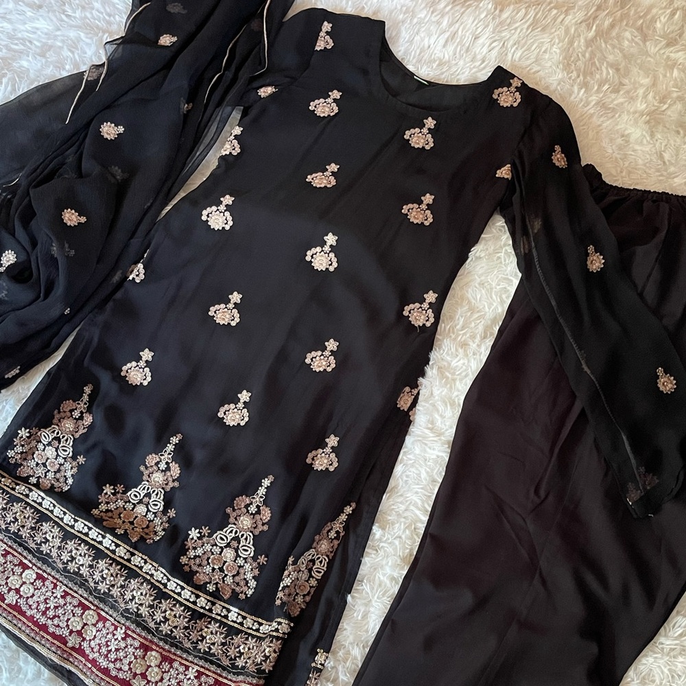 Pakistani Shalwar Qameez and Dupata